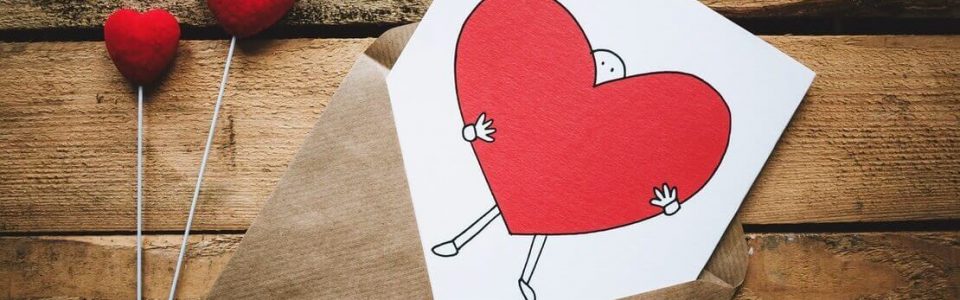 cartão com coração ilustrando frases de amor