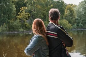 pai e filha de costas, observando lago e ilustrando matéria de presente de dia dos pais personalizado