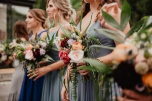 presente padrinhos de casamento - madrinhas aguardando a noiva com flores nas mãos