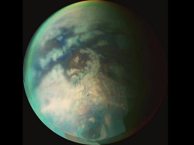 Imagem da superfície do satélite natural de Saturno, Titã por imagem da Nasa, no artigo: Planeta Saturno - Características e curiosidades!