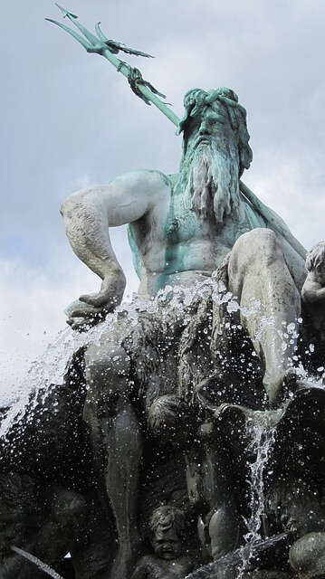 Netuno como Poseidon em estátua de Berlim
