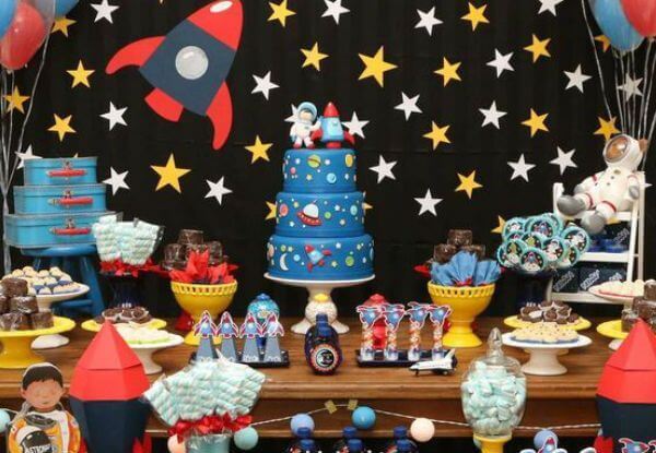 Aniversário astronauta - Mesa e painel com tema de estrelas