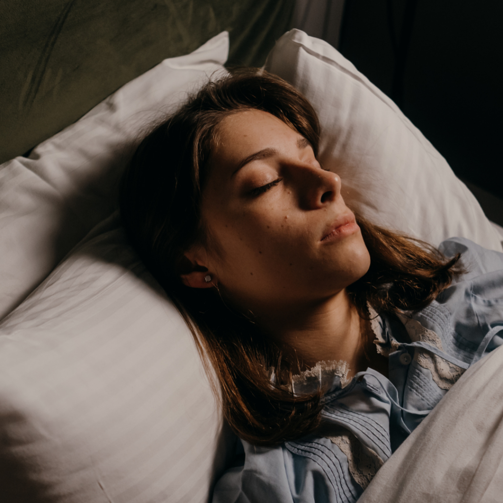 Foto de mulher dormindo no artigo significado dos sonhos.