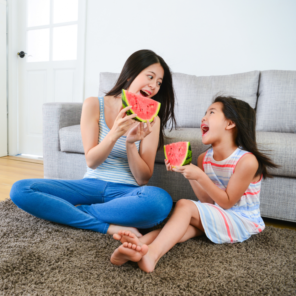 Mãe e filha comendo melancia, no artigo Mãe de cada signo