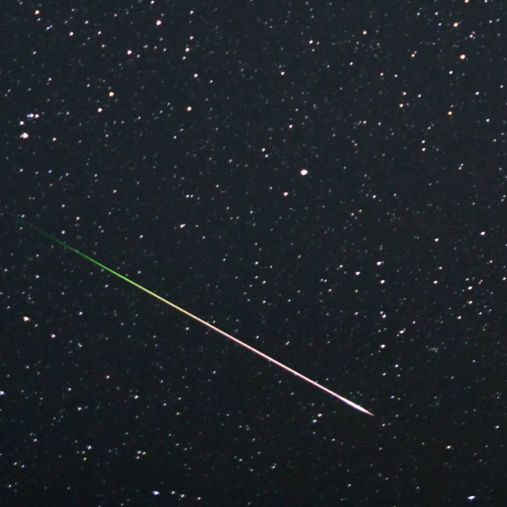Imagem de um meteoro no céu