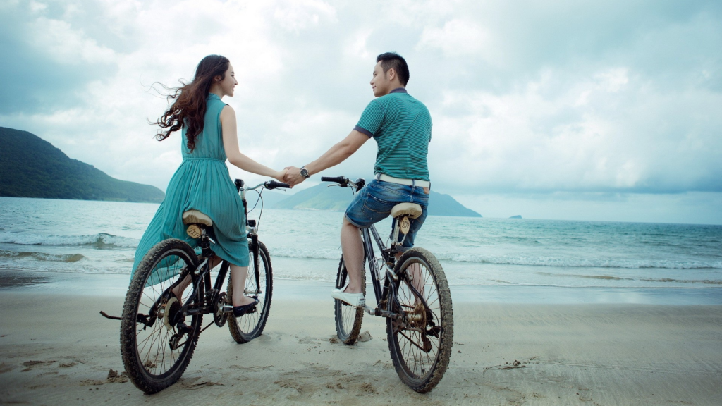 Imagem de casal em bicicletas, no artigo frases para o dia dos namorados 