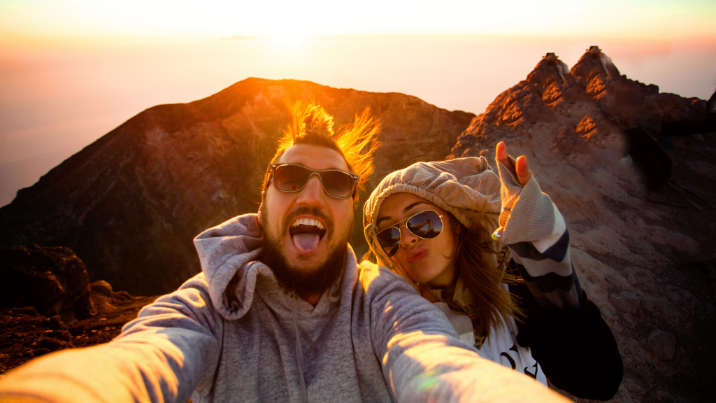 Casal divertido posando para selfie, no artigo frases para o dia dos namorados